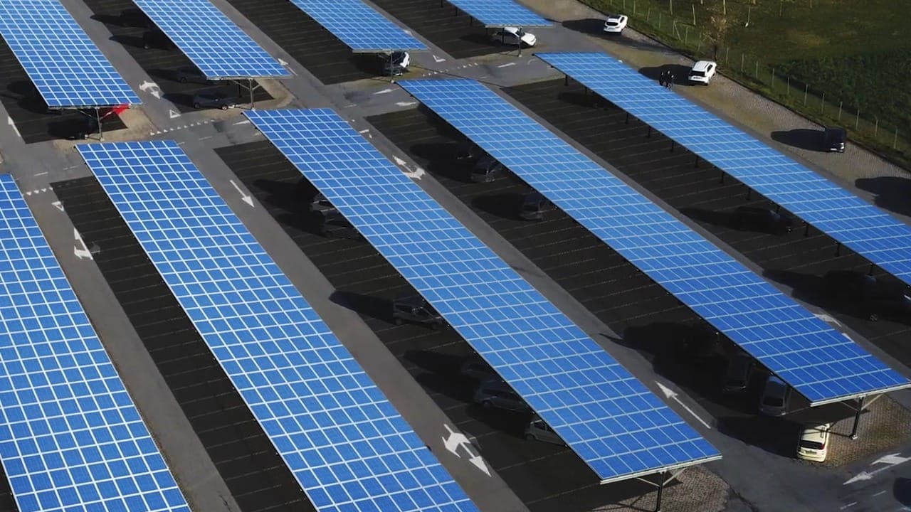 Copertura dei parcheggi con pannelli fotovoltaici