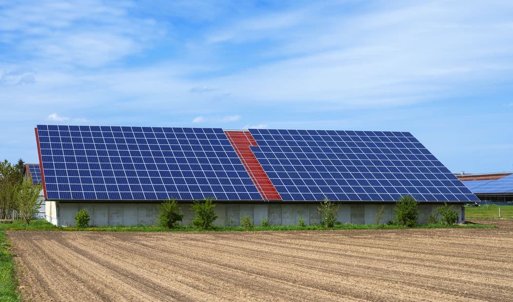 Favorire l’installazione di pannelli fotovoltaici sui tetti delle strutture agricole